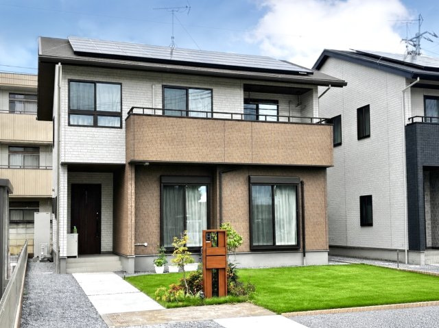 【中古戸建】太田市藤阿久町の外観|■外観｜昼は青空に、夕暮れ時はやわらかな光に映える美しい外壁カラーです。スタイリッシュな外観が住まいの存在感を引き立てます♪