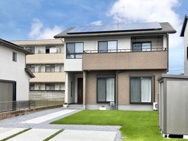 【中古戸建】太田市藤阿久町の外観|■外観｜広々とした駐車スペースで楽々駐車可能！お買い物後もスムーズにお荷物を運べます♪