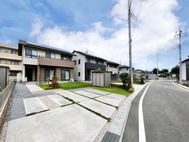 【中古戸建】太田市藤阿久町の外観|■外観｜周囲の見渡しが良く、車の出入りの際も安全確認がしやすいため、小さなお子様がいるご家庭でも安心です♪