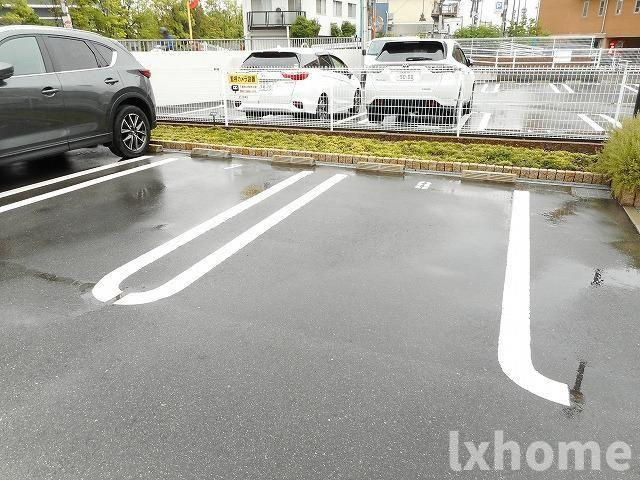 ベル　フィオーレの駐車場