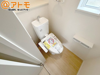【トイレ】 | 沼津市西熊堂第3　新築一戸建て　1号棟 | 窓があり換気もすぐにできる、清潔感のあるトイレです♪