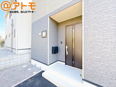 【玄関】 | 沼津市西熊堂第3　新築一戸建て　1号棟 | 落ち着いた色合いの玄関はダブルロックで防犯性に優れた仕様になっています♪