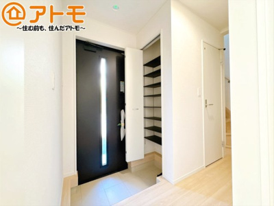 【玄関】 | 沼津市西熊堂第3　新築一戸建て　1号棟 | シューズボックスの棚は可動のため、背の高いブーツもきちんと収納できます。