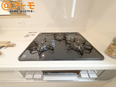 【設備】 | 沼津市西熊堂第3　新築一戸建て　1号棟 | ３口コンロは使い勝手がよくお料理も楽しくなりそうです♪
