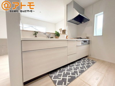 【キッチン】 | 沼津市西熊堂第3　新築一戸建て　1号棟 | リビングで遊ぶお子様にも目が届く、安心感で選ぶなら対面キッチン♪