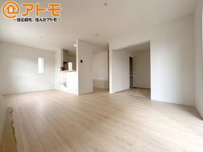 【居間・リビング】 | 沼津市西熊堂第3　新築一戸建て　1号棟 | 広々と開放的なLDKは、家族が自然と集まる広さ♪お子様のリビング学習にもピッタリ♪