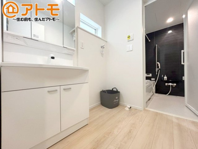【独立洗面台】 | 沼津市西熊堂第3　新築一戸建て　1号棟 | 洗面所って朝に混み合いませんか？広々とした脱衣所、３面鏡の独立洗面台で朝の時間を少しお手伝い♪