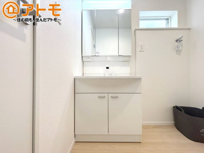 【独立洗面台】 | 沼津市西熊堂第3　新築一戸建て　1号棟 | 収納豊富な３面鏡の洗面化粧台は使い勝手良好♪