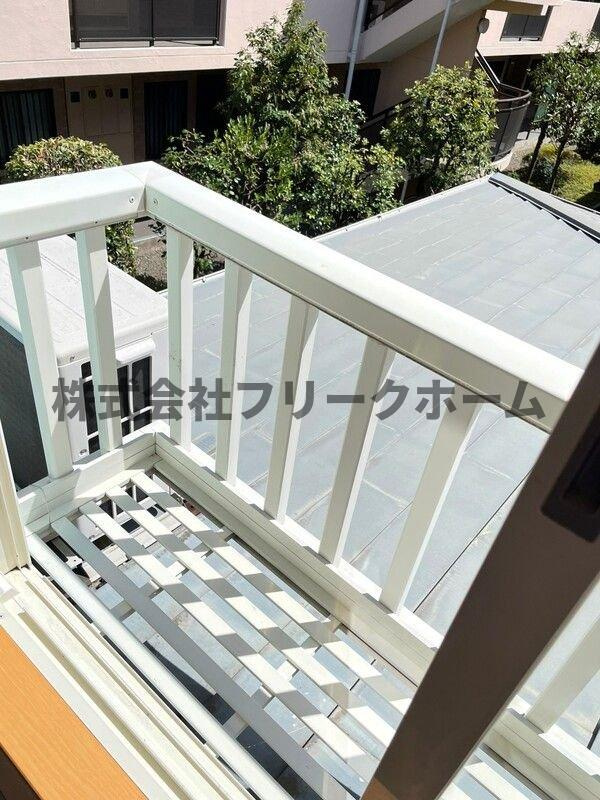 小金井市緑町１丁目のアパートのバルコニー