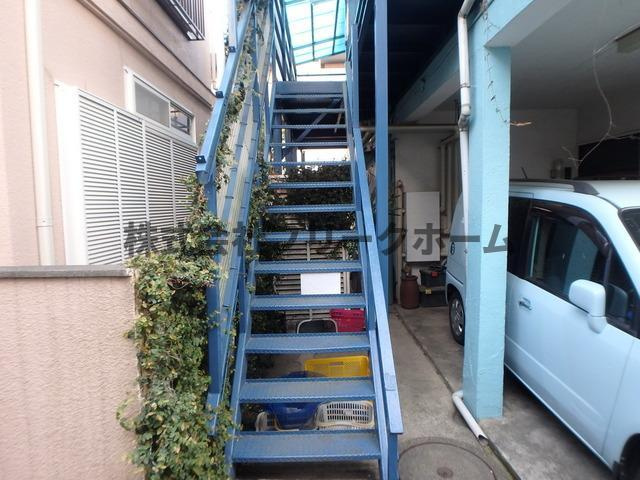小金井市緑町１丁目のアパートのエントランス