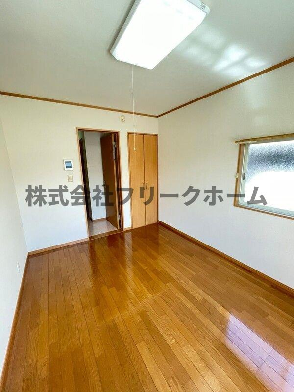 小金井市緑町１丁目のアパートの居間・リビング