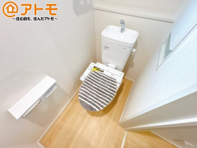 【トイレ】 | 沼津市西熊堂第3　新築一戸建て　4号棟 | 窓があり換気もすぐにできる、清潔感のあるトイレです♪