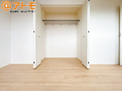 【内装】 | 沼津市西熊堂第3　新築一戸建て　4号棟 | ハンガーパイプ付きのクローゼットは季節ものなどを収納することができて便利です♪