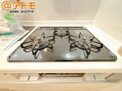 【設備】 | 沼津市西熊堂第3　新築一戸建て　4号棟 | ３口コンロは使い勝手がよくお料理も楽しくなりそうです♪
