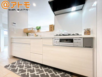 【キッチン】 | 沼津市西熊堂第3　新築一戸建て　4号棟 | リビングで遊ぶお子様にも目が届く、安心感で選ぶなら対面キッチン♪