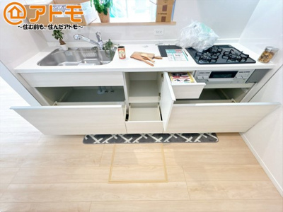 【キッチン】 | 沼津市西熊堂第3　新築一戸建て　4号棟 | 設備充実♪お手入れらくらく♪収納豊富♪使い勝手の良いキッチンです！