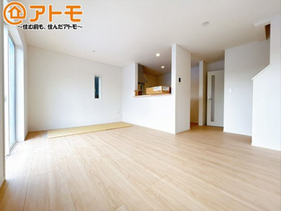 【居間・リビング】 | 沼津市西熊堂第3　新築一戸建て　4号棟 | 家族団らんのイメージは、リビングを思い浮かべませんか？リビングこそ広々とした空間が良いですね♪