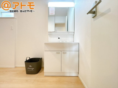 【独立洗面台】 | 沼津市西熊堂第3　新築一戸建て　4号棟 | 洗面所って朝に混み合いませんか？広々とした脱衣所、３面鏡の独立洗面台で朝の時間を少しお手伝い♪