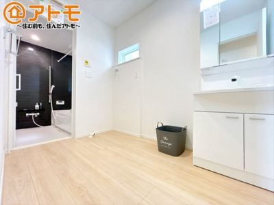 【独立洗面台】 | 沼津市西熊堂第3　新築一戸建て　4号棟 | 収納豊富な３面鏡の洗面化粧台は使い勝手良好♪