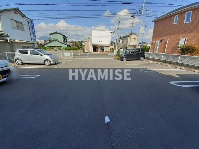 エス・エル・シー宮小路の駐車場