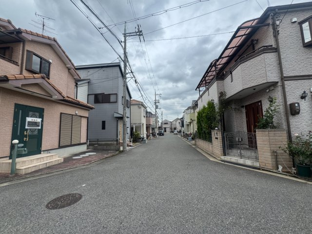 堺市西区草部　中古一戸建の前面道路含む現地写真