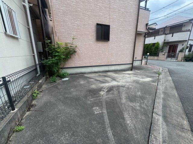 堺市西区草部　中古一戸建の駐車場