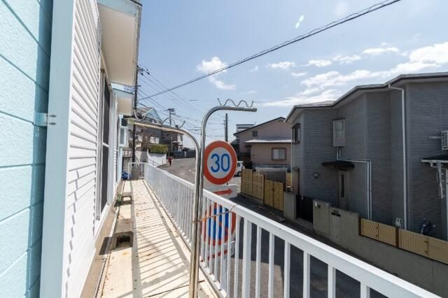 横浜市港南区下永谷３丁目のアパートのバルコニー
