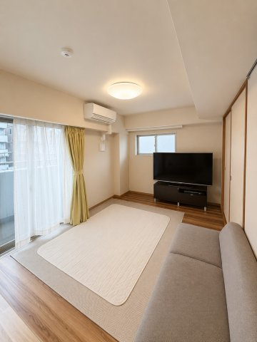 ブリリア葛西の居間・リビング|2面採光の明るいリビングルーム（写真はAI加工で荷物を消去しており、現況と異なる場合があります）