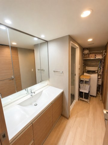 ブリリア葛西の独立洗面台|洗面化粧台/2人並んでも使用できるワイドな洗面台