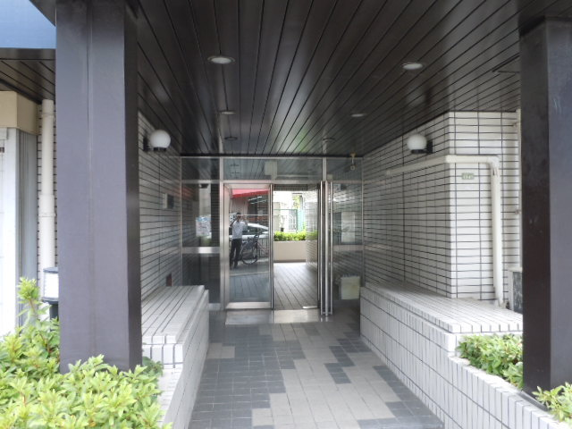 日の出ハイツ３号館のエントランス