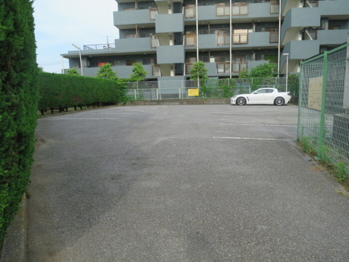松丸コーポラスの駐車場