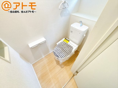【トイレ】 | 沼津市西熊堂第3　新築一戸建て　5号棟 | 窓があり換気もすぐにできる、清潔感のあるトイレです♪