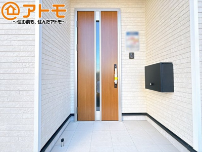 【玄関】 | 沼津市西熊堂第3　新築一戸建て　5号棟 | 落ち着いた色合いの玄関はダブルロックで防犯性に優れた仕様になっています♪