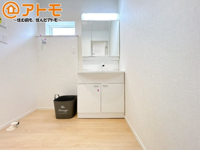 【独立洗面台】 | 沼津市西熊堂第3　新築一戸建て　5号棟 | 洗面所って朝に混み合いませんか？広々とした脱衣所、３面鏡の独立洗面台で朝の時間を少しお手伝い♪