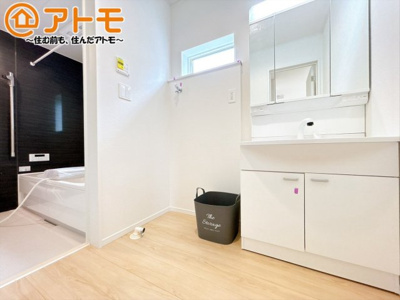 【独立洗面台】 | 沼津市西熊堂第3　新築一戸建て　5号棟 | 収納豊富な３面鏡の洗面化粧台は使い勝手良好♪