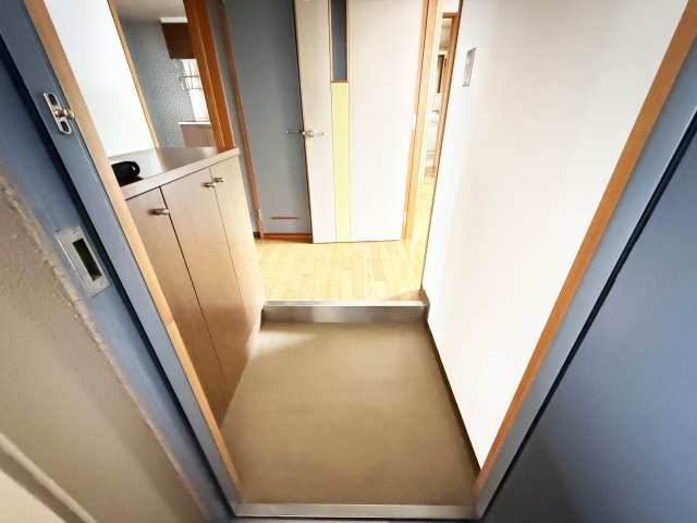 ハイツかおるの玄関