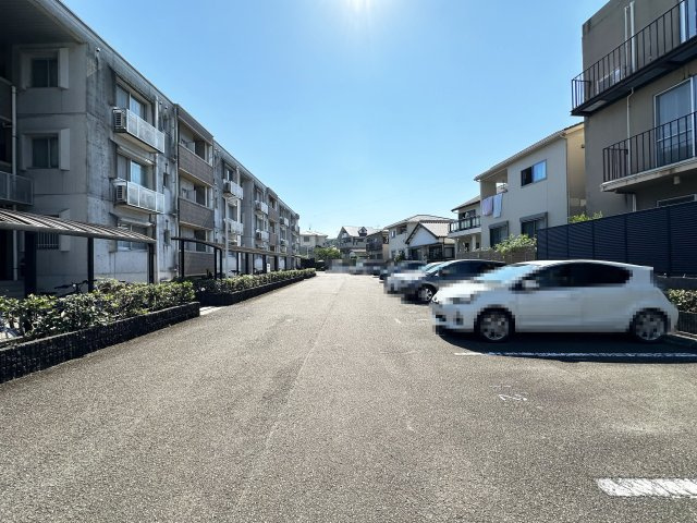 ハイツかおるの駐車場