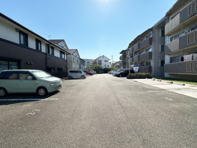 ハイツかおるの駐車場