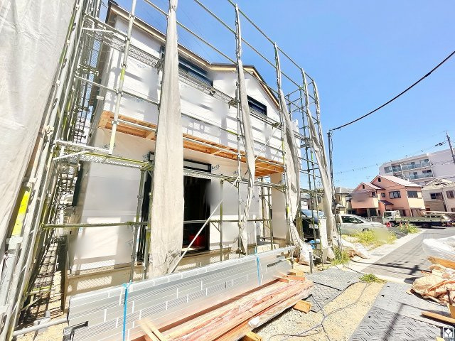 尼崎市田能４丁目の外観|緑豊かな猪名川・藻川の中州外周に整備されたサイクリングロードまで徒歩3分（約230m）で、運動も手軽に楽しめます。四季折々の自然を身近に感じながら、心身ともにリフレッシュできる健康的な住環境です。