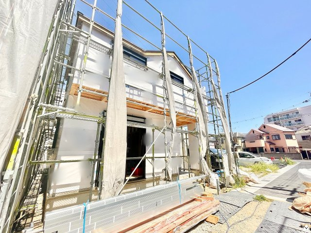 尼崎市田能４丁目の外観|広々16.75帖のLDKが魅力。家族全員がリラックスできる、ゆったりとした快適リビングで温かい団らんの時間を。