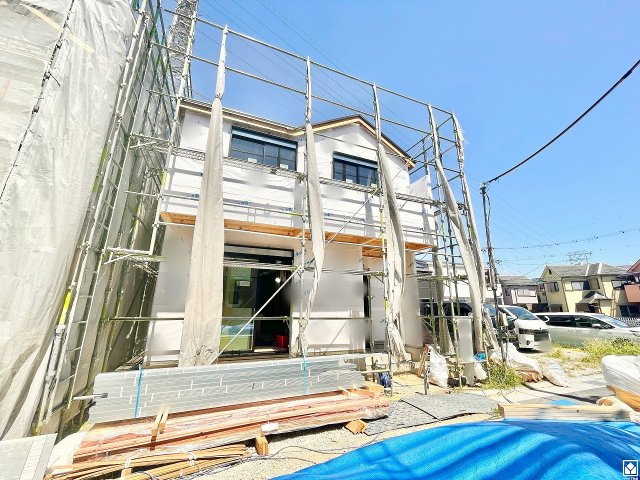 尼崎市田能４丁目の外観|対面式キッチンなので、お料理中もリビングにいるお子様の様子が見守りやすい設計です。キッチン横には窓がございますので、昼間は手元が明るく、お料理がはかどります。
