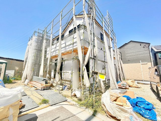尼崎市田能４丁目の外観|キッチンにはパントリーがあり、食品のストックや食器等もすっきり片付けることができます。災害時の非常食などを保存できる床下収納もございます。