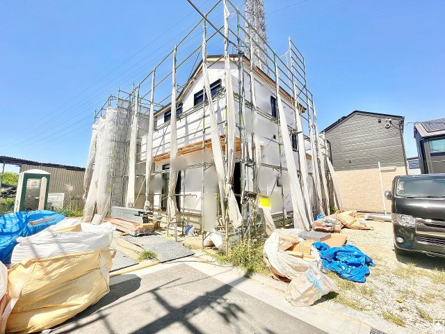尼崎市田能４丁目の外観|雨の日の洗濯や、浴室内の換気・乾燥に便利な浴室乾燥機付き。窓が設置されており、自然換気や採光も確保された明るい浴室になっています。