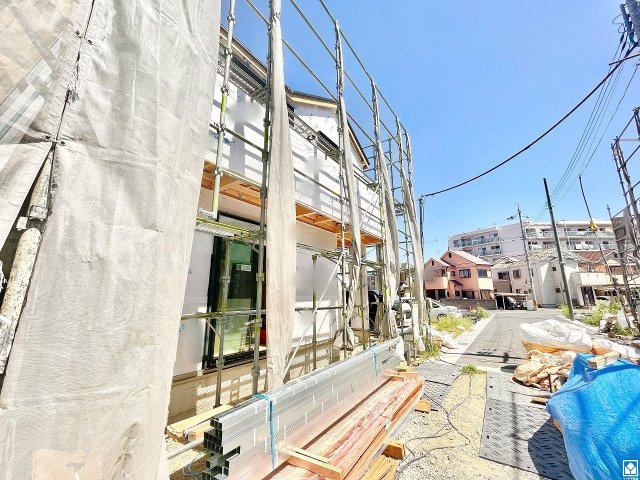 尼崎市田能４丁目の外観|1階廊下にも収納スペースがあり、住空間を広々お使いいただけます。日用品のストックなどもすっきり片付きます。