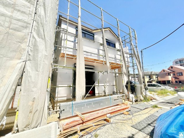 尼崎市田能４丁目の外観|突然の来訪時にも防犯面で心強いモニター付きインターホンを設置。お留守番中のお子様も、室内からスムーズに相手の確認ができます。