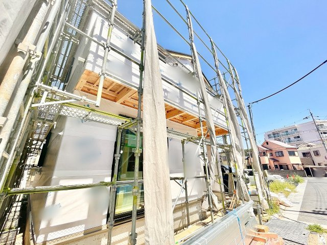 尼崎市田能４丁目の外観|玄関にはシューズボックスを設置。家族の靴もしっかり収納できるので、玄関がいつも片付き、気持ちよくお客様を迎えられます。玄関ドアには防犯性に配慮されたディンプルキーを採用しています。