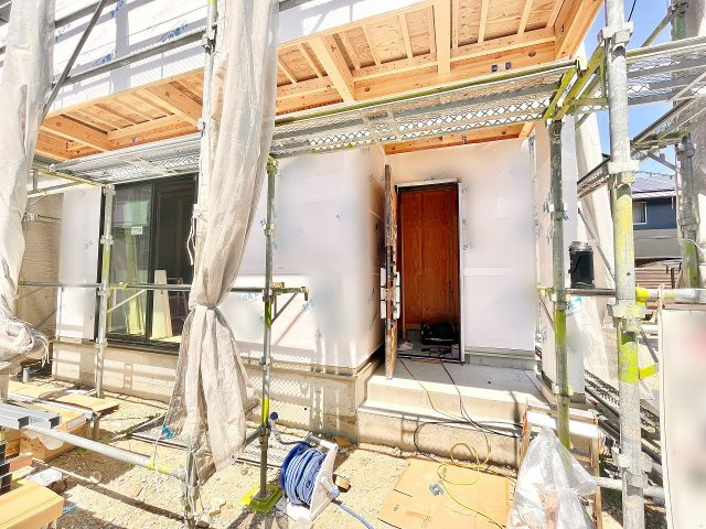 尼崎市田能４丁目の外観|駐車スペースを1台分確保。重い荷物や雨の日の移動もスムーズで、快適なカーライフを実現。