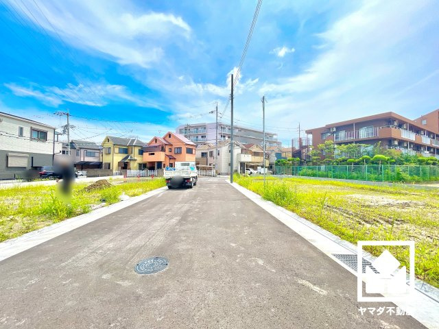 尼崎市田能４丁目の前面道路含む現地写真|前道が通り抜けできない袋小路なので関係者以外の車通りが少なく、交通事故などのリスクを軽減できます。小さなお子様のいるご家庭でも安心感のある立地です。