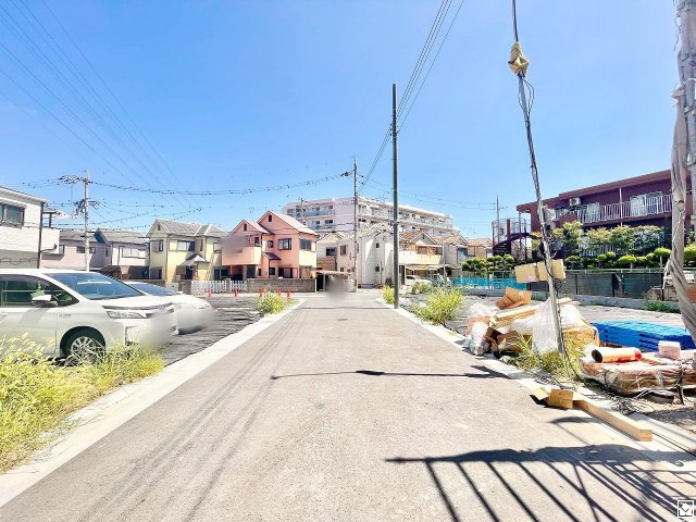 尼崎市田能４丁目の前面道路含む現地写真|前道が通り抜けできない袋小路なので関係者以外の車通りが少なく、交通事故などのリスクを軽減できます。小さなお子様のいるご家庭でも安心感のある立地です。