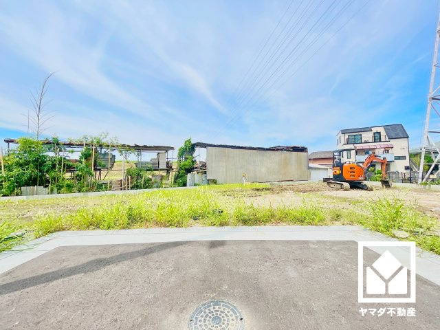尼崎市田能４丁目の前面道路含む現地写真|前面道路幅員約6.0mとゆったりとした広さがございます。駐車スペースは道路に対して並行に配置されており、お車の出し入れもしやすいレイアウトです。